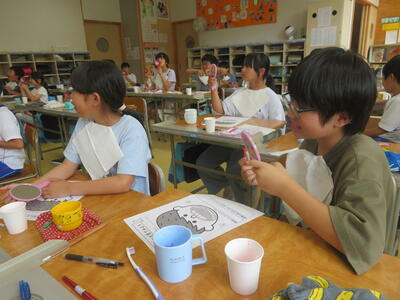 歯の汚れをチェックしています。