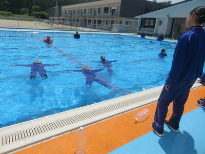 体の力を抜いて、ペットボトル無しでも浮いています