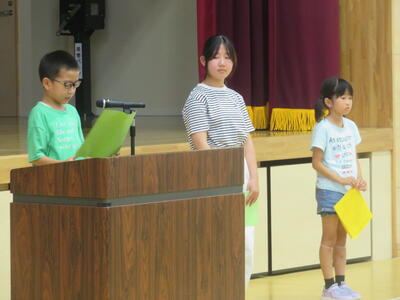 ３名の代表児童が発表しました