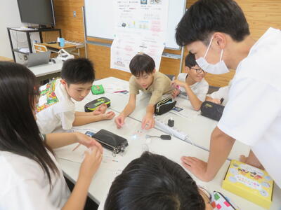LEDが光る条件を確かめる５年生