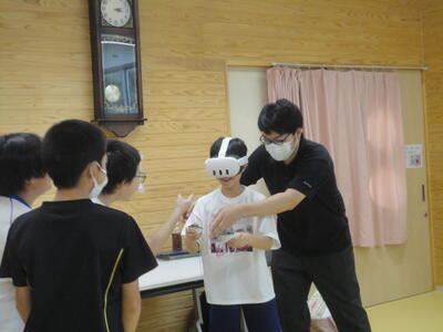 ＶＲでテニスに挑戦する６年生