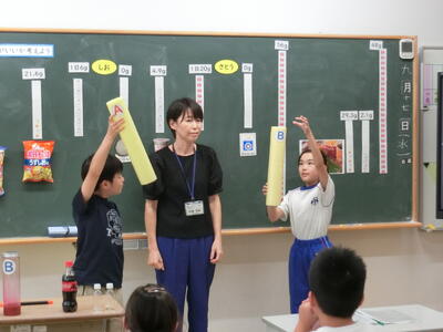 血管の模型をもっています。健康な血管はどちらかな。