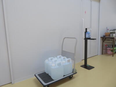 水の入ったタンクと消毒液