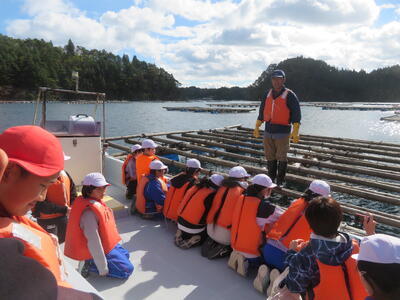 船に乗って、牡蠣養殖について教えていただきました。