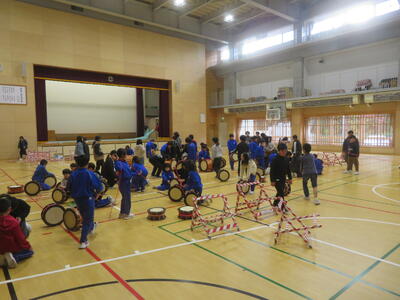 体育館全体を使って、準備作業をしました