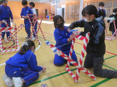 太鼓台の脚に布をテープで巻いています