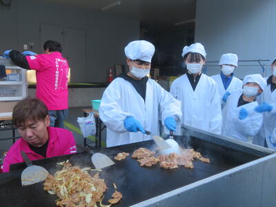 ハラミ焼きに挑戦！　香ばしいにおいがたまりません。