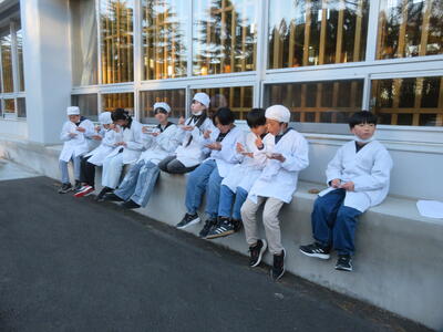 みんなでおいしく地域の味をいただきました。