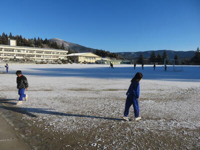子どもたちは、校庭で雪の感触を楽しんでいます。