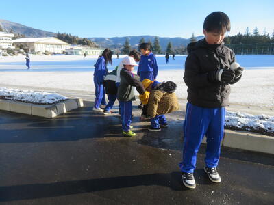 氷で遊んだり、雪玉を作ったりして楽しみました