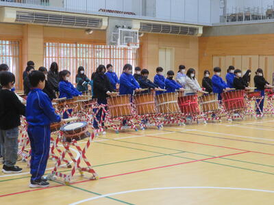 張り詰めた緊張感の中、４・５年生の演奏も立派でした。