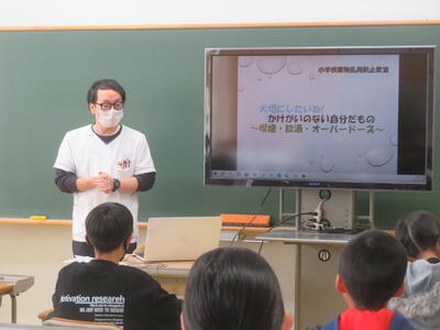 学校薬剤師の先生から薬物の影響について写真などで分かりやすく教えていただきました。