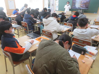 分かったことや薬物を勧められた時の断り方についてワークシートに書きました