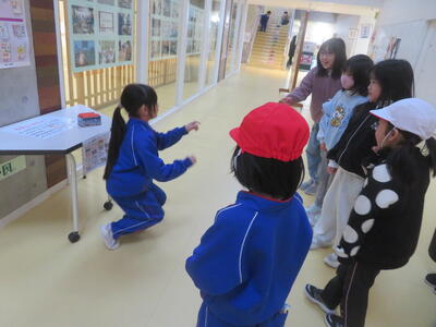 干支ジェスチャーをしています