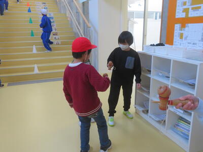 けん玉をしています