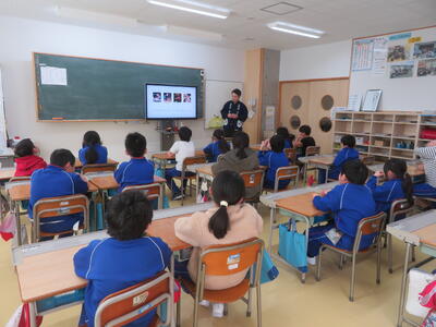 真剣に話を聞いています。