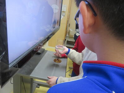 漆絵グラスに実際に水を注いで模様を見てみました