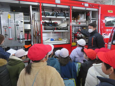 タンク車を見ています。様々な消防車について教えていただきました。
