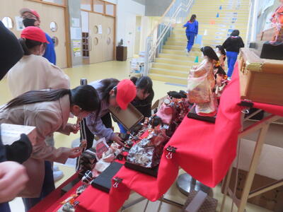 写真を見ながら協力して飾りました