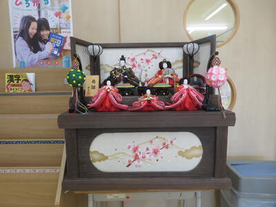 図書室には別の雛人形