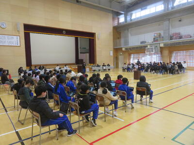 ３年生以上が参加した児童会総会。資料はタブレットで確認。