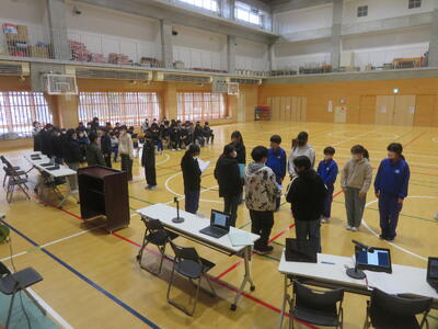 執行部役員と委員長の引き継ぎ式を行いました。