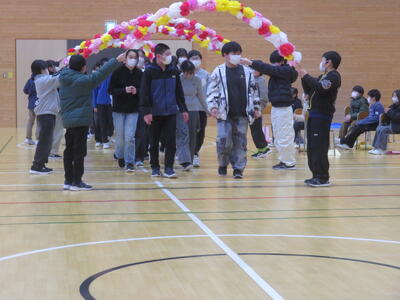 ４年生が作ったフラワーゲートを通って、６年生入場。