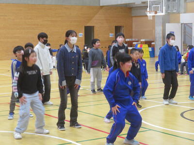 ２年と一緒に６年生もダンス
