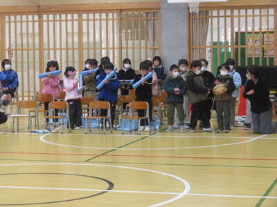 １年生は、合奏と長縄跳びをしました。