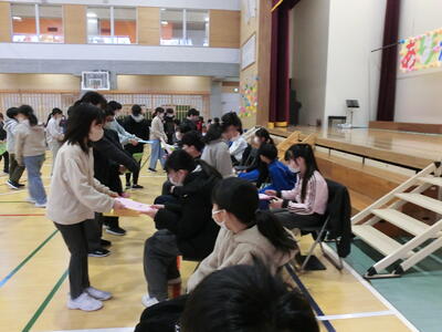 ５年生からは、縦割り班のみんなからメッセージを贈りました。