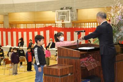 代表児童が修了証書と祝い品を受け取りました