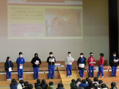 ４年生は、津波伝承館で学んだことを発表しました。