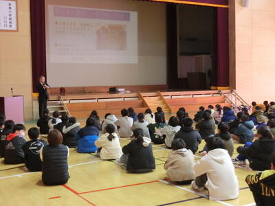 校長の話を真剣に聞いています