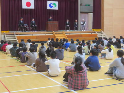 紹介式。よい姿勢で話を聞いています。