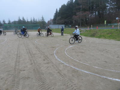 高学年は、校庭で自転車に乗って安全な乗り方を学習しました。
