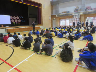 警察の方の話を真剣に聞いていました。