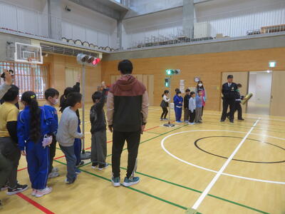 低学年は、体育館で信号のある交差点の歩き方を練習しました。