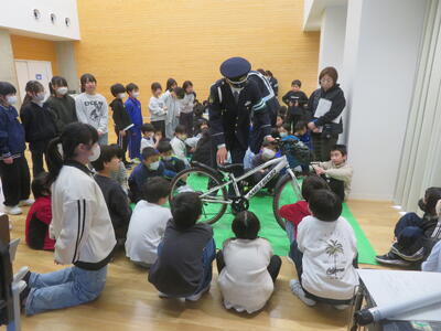 高学年は、自転車点検の仕方や安全な乗り方を学習しました。