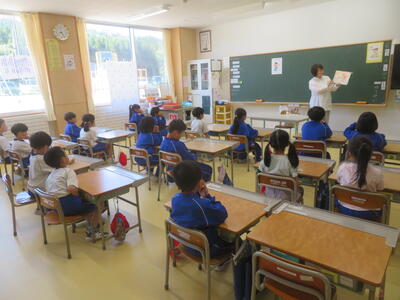１年生教室での読み聞かせの様子です
