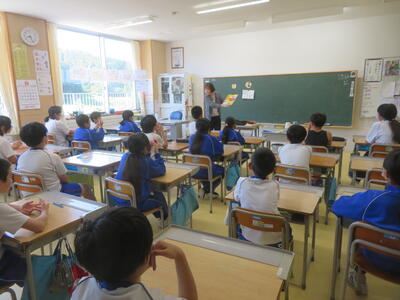 ３年生教室での読み聞かせの様子です