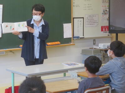 ５年生教室での読み聞かせの様子です