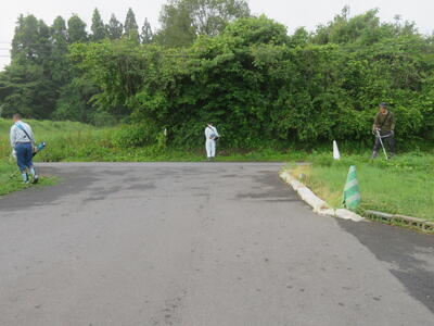 校舎の周りの草刈りは、範囲が広くて大変です。
