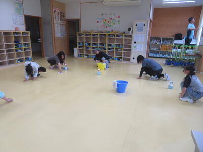 汚れが目立った教室の床も、かなりきれいになりました。