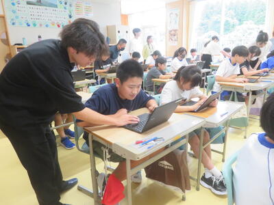 ６年生は、一人一人プログラミングを体験しました。