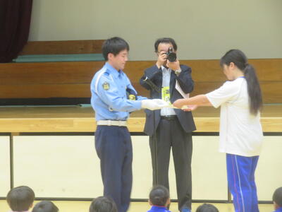 児童会長が代表して委嘱状を受け取りました