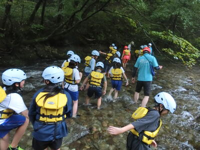 川遊び。冷たい水が気持ちいいです。