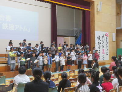 3・4年生は、合奏「鉄腕アトム」を演奏しました。