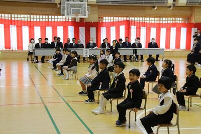 立派に座って話を聞いている１年生
