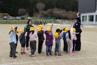 交通指導隊の方から歩き方を学んでいる1年生